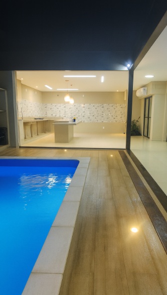Área de piscina integrada à área gourmet após reforma