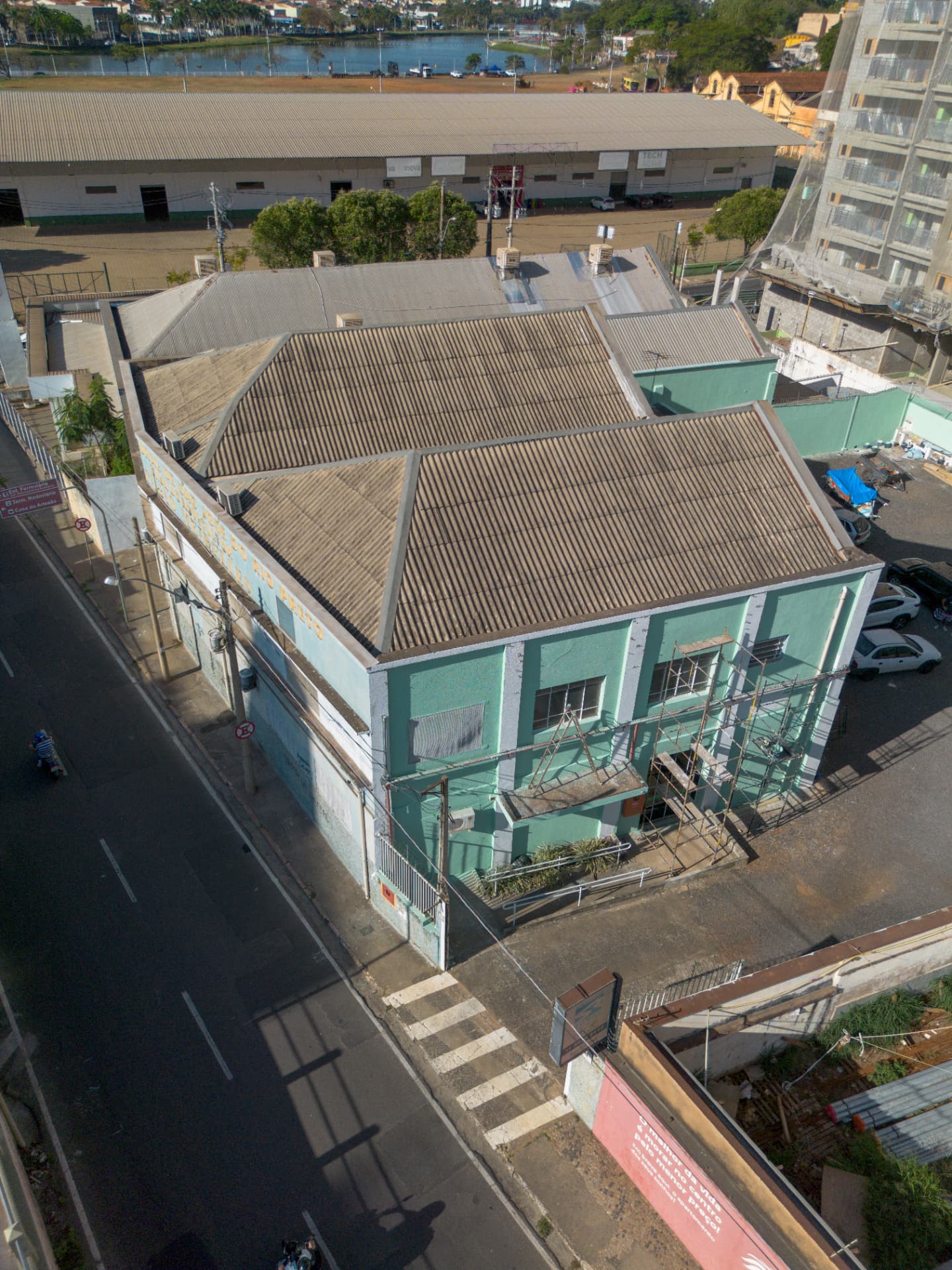 Vista aérea de prédio comercial em processo de reforma de fachada